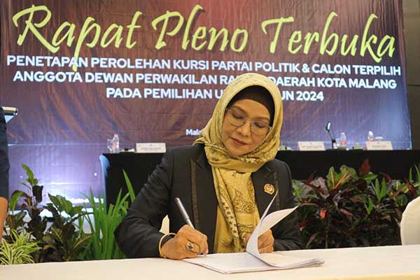 Penandatangan berkas ketetapan oleh Ketua KPU Kota Malang. (ist) - KPU Kota Malang Rapat Pleno Terbuka, Tetapkan Perolehan Kursi Parpol