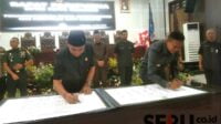 Penandatanganan Pakta Integritas oleh Ketua DPRD Kota Malang dan Pj Wali Kota Malang. (ws11) - DPRD dan Pemkot Malang Tandatangani Pakta Integritas Komitmen Anti Korupsi
