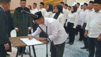 Penandatanganan Pakta integritas oleh 72 anggota PPS usai dilantik Ketua KPU Batu. (ist) - 72 Anggota PPS untuk Pilkada Batu Wajib Pedomani Pakta Integritas