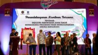 Penandatanganan komitmen bersama oleh Ketua Asosiasi, terdiri dari PHRI, ASITA, HPI, Astindo dan ASPPI. (ist) - Asosiasi Pelaku Usaha Pariwisata Jatim Komitmen Gunakan Energi Non Subsidi