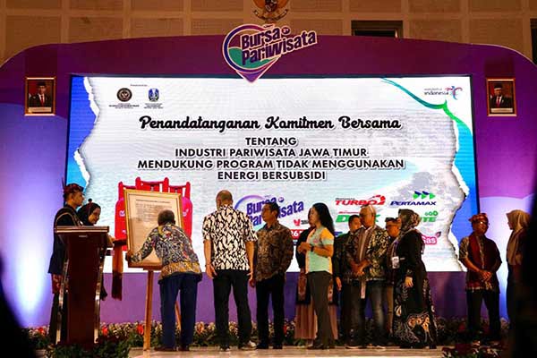 Penandatanganan komitmen bersama oleh Ketua Asosiasi, terdiri dari PHRI, ASITA, HPI, Astindo dan ASPPI. (ist) - Asosiasi Pelaku Usaha Pariwisata Jatim Komitmen Gunakan Energi Non Subsidi