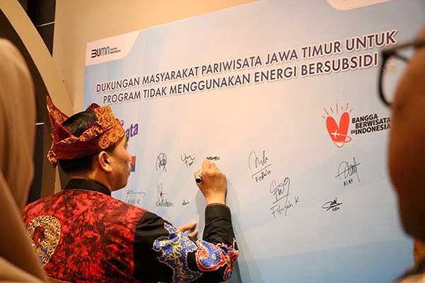 Penandatanganan komitmen disaksikan oleh Direktur Pemasaran Kemenparekraf RI, Kepala Dinas Kebudayaan dan Pariwisata Jawa Timur dan Area Manager Commrel & CSR Pertamina Patra Niaga Jatimbalinus. (ist) - Asosiasi Pelaku Usaha Pariwisata Jatim Komitmen Gunakan Energi Non Subsidi