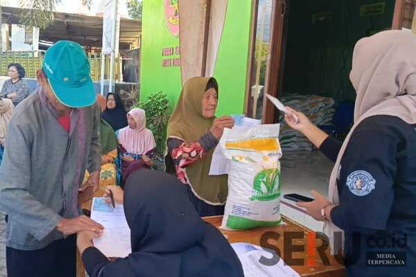 Pj Aries Meninjau Penyaluran Bantuan Beras CPP kepada KPM Berjalan Lancar