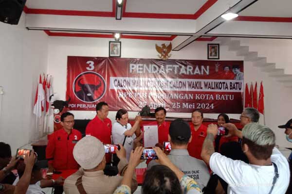 Pengambilan formulir pendaftaran Cawali Cawawali Baru di Kantor PDI-P Batu oleh relawan KD. (ist) - Relawan "Konco Kampung" Krisdayanti Inisiatif Ambil Formulir Pendaftaran Cawali untuk KD