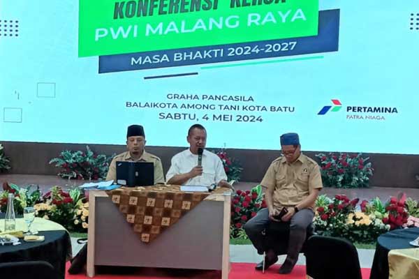 Pengarahan Ketua PWI Jatim dalam Konferensi Kerja PWI Malang Raya Masa Bakal 2024-2027. (ist) - Halal Bihalal dan Konferensi Kerja PWI Malang Raya di Balai Kota Among Tani Batu