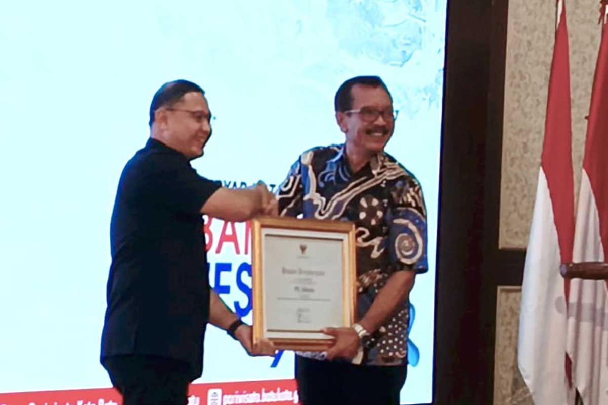 Penyerahan Piagam bagi Investor Terpatuh dalam pelaporan penanaman modal dan investor dengan nilai tertinggi 2023. (dik) - Disparta Batu Gelar Gebyar Bisnis Festival 'Bangga Berinvestasi dan Berwisata di Batu Saja'
