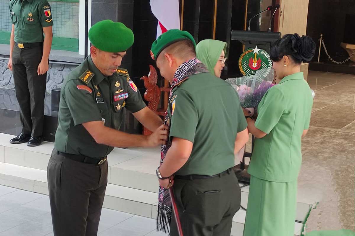 Penyerahan cendera mata dari Kolonel Inf Mukhamad Albar SE kepada Kolonel Inf Renal Aprindo Sinaga dan istri. (rhd) - Pangdam V/Brw Pimpin Serah Terima Jabatan Danrindam V/Brawijaya
