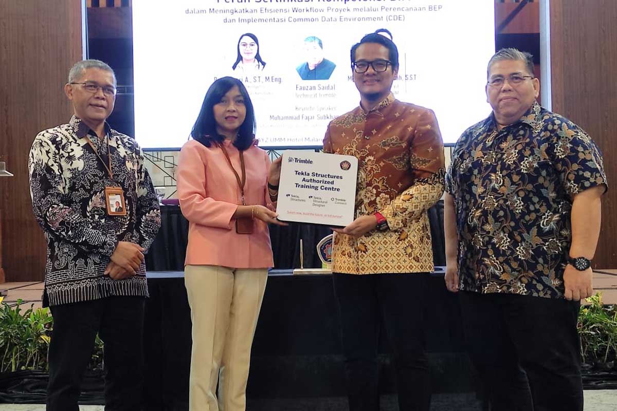 Penyerahan plakat lembaga sertifikasi Trimble Authorized Training Center (ATC) Polinema sebagai pengembang BIM Tekla. (rhd) - Polinema Jalin Kerjasama Trimble Solutions, Kembangkan BIM Tekla