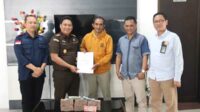 Penyerahan uang kerugian Negara DD tahun 2019 itu juga disaksikan keluarga Mantan Kades dan pihak Bank BNI. (Seru.co.id/aza) - Keluarga Mantan Kades Wringinanom Serahkan Kerugian Negara DD 287 Juta ke Kejari Situbondo