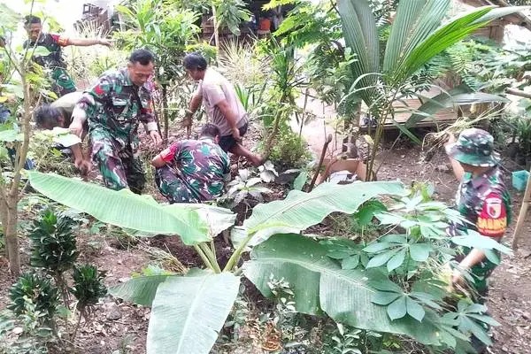 Personel Koramil Klojen Tanam Rumput Vetiver Cegah Banjir dan Longsor di Kiduldalem