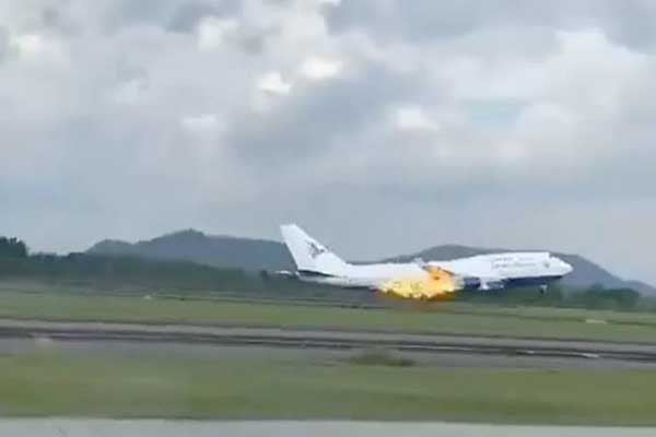 Pesawat Garuda Indonesia sempat terbakar dan bisa kembali dengan selamat. (ist) - Mesin Pesawat Garuda Terbakar, 450 Calon Jemaah Haji Sulsel Berhasil Selamat