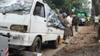 Petugas gabungan melakukan penderekan terhadap penjual yang nekat berjualan di bahu jalan sepanjang jalur provinsi. (ist) - Nekat Berjualan di Jalur Propinsi, Dagangan Sejumlah PKL Diamankan Petugas Gabungan