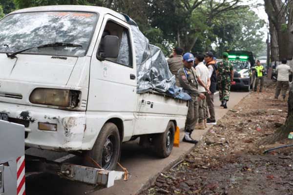 Petugas gabungan melakukan penderekan terhadap penjual yang nekat berjualan di bahu jalan sepanjang jalur provinsi. (ist) - Nekat Berjualan di Jalur Propinsi, Dagangan Sejumlah PKL Diamankan Petugas Gabungan