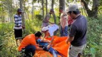Petugas memasukkan Korban ke kantong jenazah sebelum dibawa ke RS Hasta Brata Batu. (ist) - Frustrasi Sulit Dapat Kerja, Seorang Pria Nekat Gantung Diri di Pohon