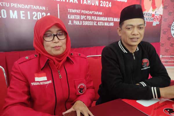 Petugas pendaftaran Desk Pilkada DPC PDIP Kota Malang menjawab pertanyaan awak media. (rhd) - Desk Pilkada DPC PDIP Kota Malang Diserbu Pendaftar Cakada