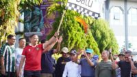 Pj Aries saat melepas keberangkatan peserta jalan sehat peringati Hari Lahir Pancasila. (ist) - Pemkot Batu Gelar Jalan Sehat Peringati Hari Lahir Pancasila