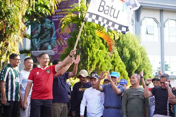 Pj Aries saat melepas keberangkatan peserta jalan sehat peringati Hari Lahir Pancasila. (ist) - Pemkot Batu Gelar Jalan Sehat Peringati Hari Lahir Pancasila