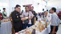 Pj Bupati Bojonegoro Adriyanto saat melihat produk UMKM. (Humas Pemkab Bojonegoro) - Pj Bupati Bojonegoro Adriyanto Launching Program Paman Sehati