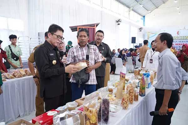 Pj Bupati Bojonegoro Adriyanto saat melihat produk UMKM. (Humas Pemkab Bojonegoro) - Pj Bupati Bojonegoro Adriyanto Launching Program Paman Sehati