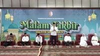 Pj Bupati Bojonegoro, Adriyanto (tengah), saat malam takbir di Pendopo Malowopati. (Humas Pemkab Bojonegoro) - Sambut Idul Fitri, Pemkab Bojonegoro Gemakan Takbir di Pendopo Malowopati
