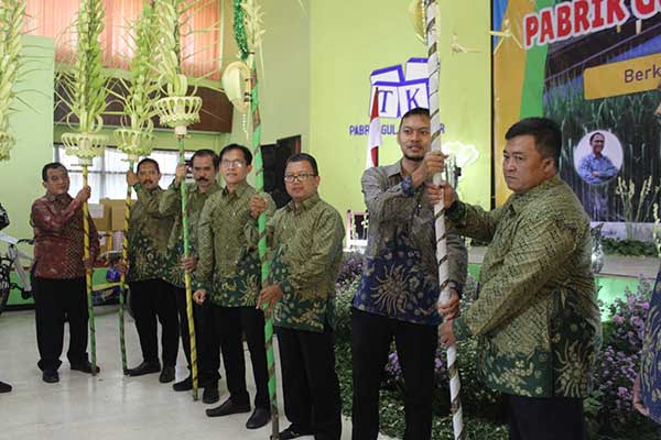 Pj Bupati Sugiat mengapresiasi upaya dan kerja keras seluruh pimpinan dan karyawan PG. Tjoekir dalam mempersiapkan musim giling tahun ini. (Seru.co.id/ful) - Tes Mesin Giling Tebu Pabrik Gula Tjoekir Hasilnya Memuaskan