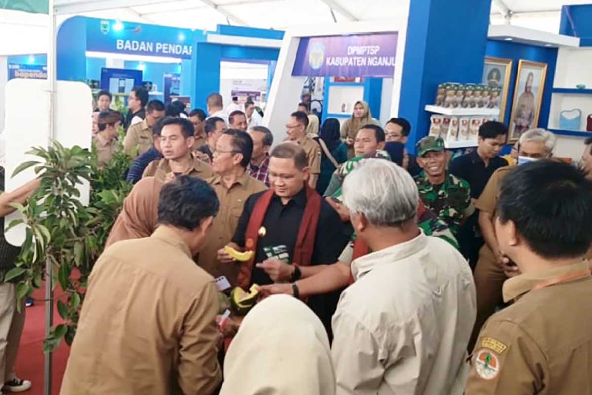 Pj Wali Kota Batu meninjau Pameran Batu Bisnis Festival di halaman parkir timur Balai Kota Among Tani. (dik) - Disparta Batu Gelar Gebyar Bisnis Festival 'Bangga Berinvestasi dan Berwisata di Batu Saja'