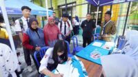 Pj Wali Kota Batu meninjau kegiatan PPDB di SMA Negeri 2 Batu. (ist) - Kadindik Aries: Kami Kawal Proses PPDB SMA/SMK di Jawa Timur