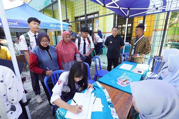Pj Wali Kota Batu meninjau kegiatan PPDB di SMA Negeri 2 Batu. (ist) - Kadindik Aries: Kami Kawal Proses PPDB SMA/SMK di Jawa Timur