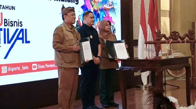 Pj Wali Kota Batu menyaksikan MoU antara Disparta dan KPH Malang untuk revitalisasi kawasan wisata "Payung Reborn". (dik) - Disparta Batu Gelar Gebyar Bisnis Festival 'Bangga Berinvestasi dan Berwisata di Batu Saja'