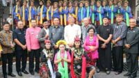 Pj Wali Kota Malang, Dr Ir Wahyu Hidayat MM bersama para penari di Gebyar Plaosan Timur Jadoel. (ws11) - Gebyar Plaosan Timur Jadoel, Pelestarian Budaya dan Ekonomi Kerakyatan Kota Malang