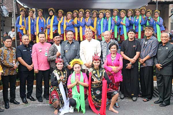 Pj Wali Kota Malang, Dr Ir Wahyu Hidayat MM bersama para penari di Gebyar Plaosan Timur Jadoel. (ws11) - Gebyar Plaosan Timur Jadoel, Pelestarian Budaya dan Ekonomi Kerakyatan Kota Malang