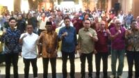 Pj Wali Kota Malang, Dr Ir Wahyu Hidayat MM (biru tengah), dalam peringatan Hari Buruh Internasional. (ws11) - Pj Wali Kota Malang: Perhatikan Hak Buruh!