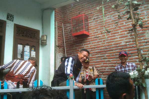 Pj Wali Kota Malang, Dr Ir Wahyu Hidayat MM keluar dari salah rumah penerima manfaat. (ws11) - Pj Wali Kota Malang Salurkan 602 Beasiswa