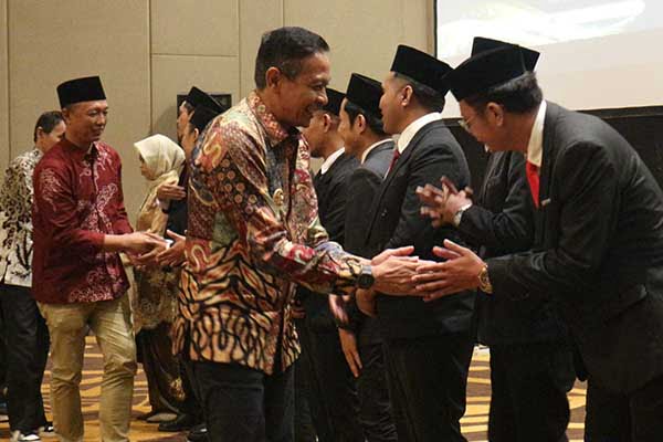 Pj Wali Kota Malang, Dr Ir Wahyu Hidayat MM memberi ucapan selamat atas pelantikam Panwascam Kota Malang. (ws11) - Pj Wali Kota Malang Beri Pesan Tegas Krusial kepada Panwascam yang Dilantik