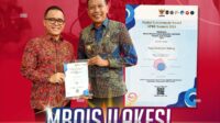 Pj Wali Kota Malang, Dr Ir Wahyu Hidayat MM menerima penghargaan 10 besar penerapan SPBE terbaik pada kategori Pemerintah Kota. (ist) - Kota Malang Raih 10 Terbaik Nasional Digital Government Award 2024