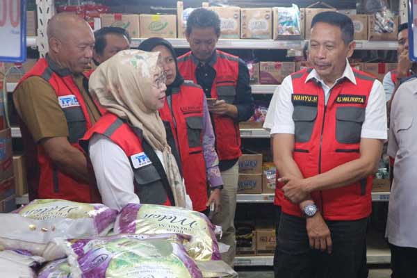 Pj Wali Kota Malang, Dr Ir Wahyu Hidayat MM mengecek ketersediaan komoditi dan harga di Indo Grosir Sukun. (ws11) - Pj Wali Kota Malang Pastikan Stok Bahan Pokok Aman Jelang Waisak