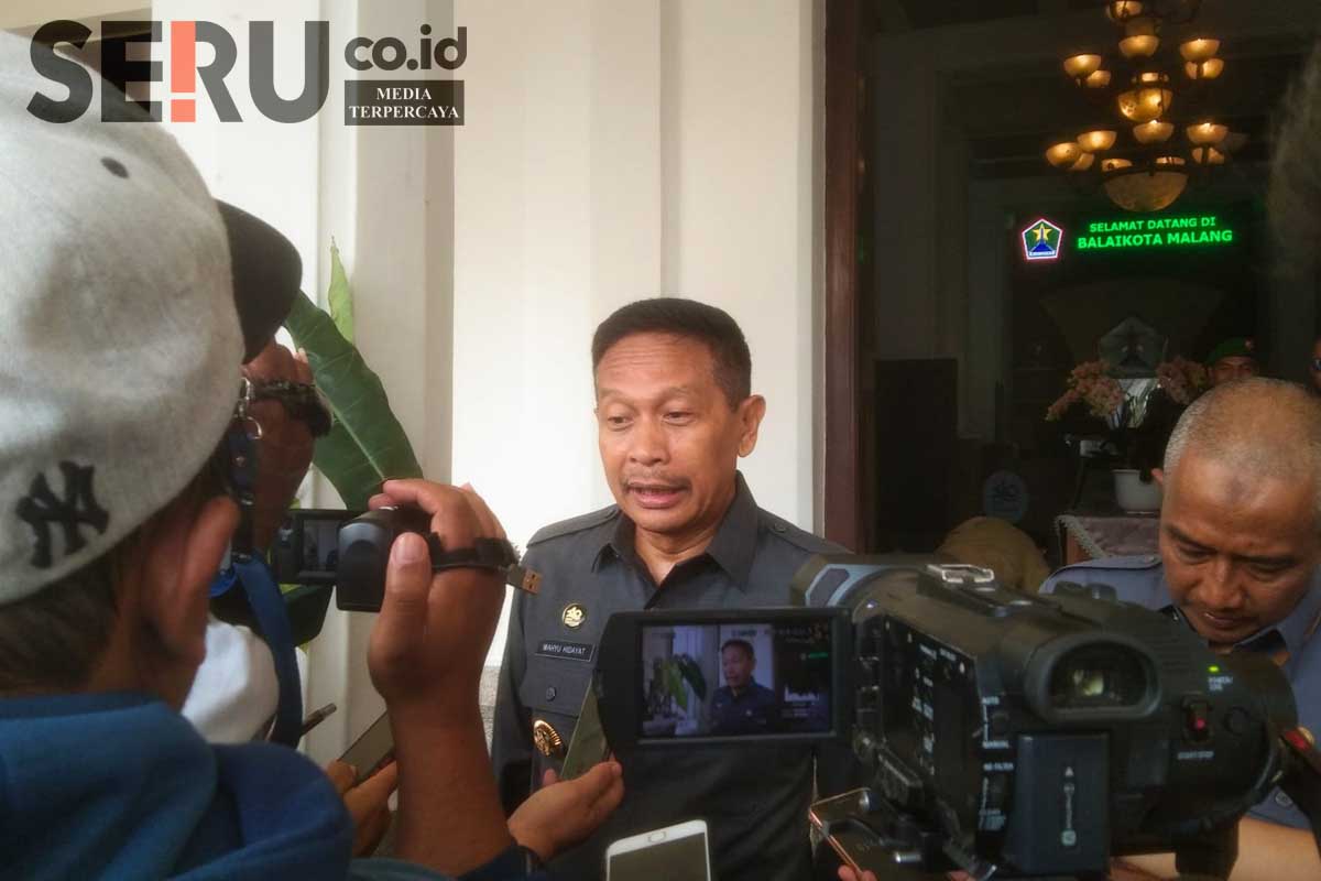 Pj Wali Kota Malang, Dr Ir Wahyu Hidayat MM menjawab awak media. (ws11) - Capai PPD Terbaik I Nasional, Pj Wali Kota Malang: Perencanaan dan Realisasi Signifikan Demi Masyarakat