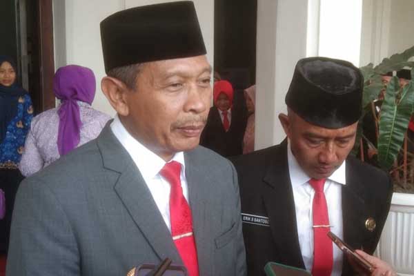 Pj Wali Kota Malang, Dr Ir Wahyu Hidayat MM menjawab awak media. (Seru.co.id/ws11) - Pj Wali Kota Malang Beri Penghargaan Pencegahan Stunting Terbaik Tahun 2023