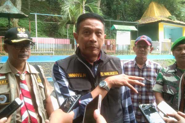 Pj Wali Kota Malang, Dr Ir Wahyu Hidayat MM, menjawab pertanyaan media. (ws11) - Tarekot Primadona Terbengkalai, Pj Wali Kota Malang Evaluasi Hidupkan Kembali