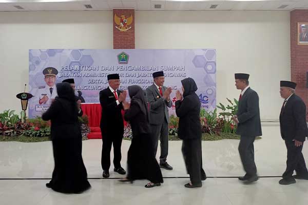 Pj Wali Kota Malang beri ucapan selamat kepada para pejabat yang dilantik. (afi) - Pj Wali Kota Malang Lantik 96 Pejabat Baru, Siap Berikan yang Terbaik