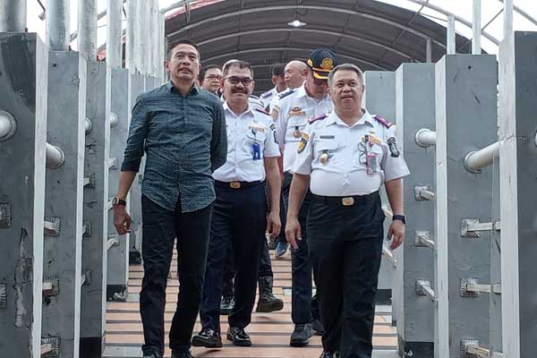 Pj Wali Kota Malang bersama Kadishub Jatim tinjau kondisi terminal Hamid Rusdi. (Seru.co.id/afi) - Pj Wali Kota Malang Berencana Pindahkan Pedagang dan PKL di Terminal Hamid Rusdi
