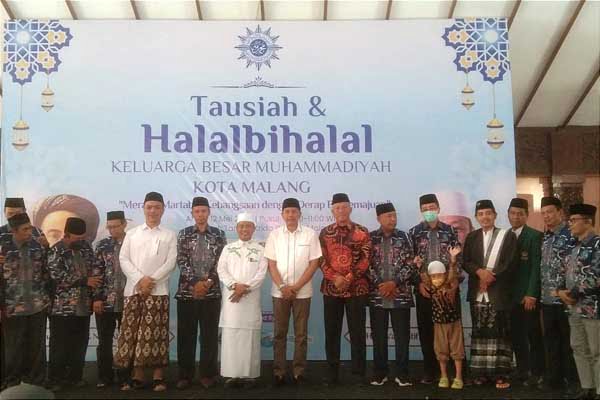 Pj Wali Kota Malang bersama jajaran Pengurus Daerah Muhammadiyah Malang dan Ustadz Dr H Das’ad Latif SSos SAg MSi PhD. (ws11) - Pj Wali Kota Malang Kolaborasi Bersama Muhammadiyah Wujudkan Kota Bermartabat