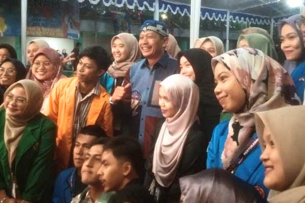 Pj Wali Kota Malang diajak swafoto oleh mahasiswa berbagai universitas di Kota Malang. (ws11) - Pj Wali Kota Malang Serukan Pilkada Damai