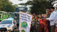 Pj Wali Kota Malang melepas keberangkatan keberangkatan calon jemaah haji. (ws11) - Pj Wali Kota Berangkatkan 721 CJH Kloter 21-22, Titip Doa Keberkahan Kota Malang