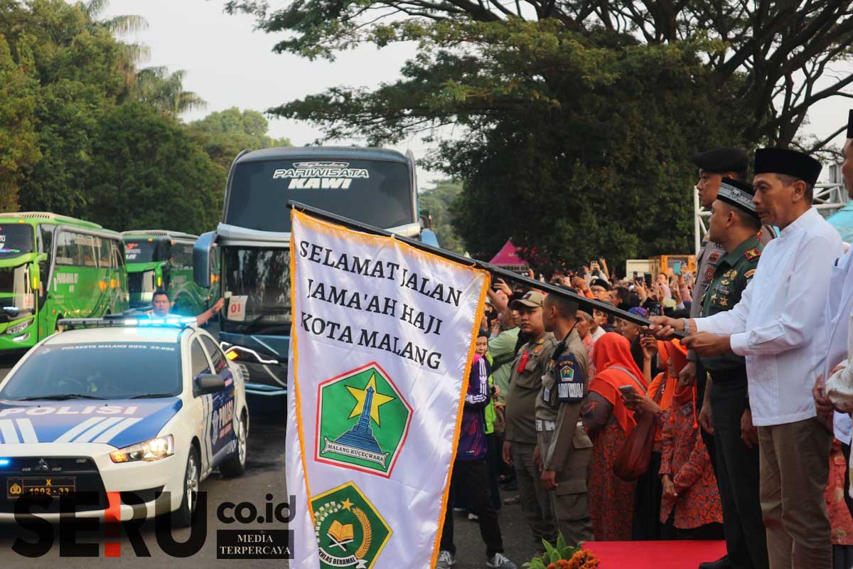 Pj Wali Kota Malang melepas keberangkatan keberangkatan calon jemaah haji. (ws11) - Pj Wali Kota Berangkatkan 721 CJH Kloter 21-22, Titip Doa Keberkahan Kota Malang