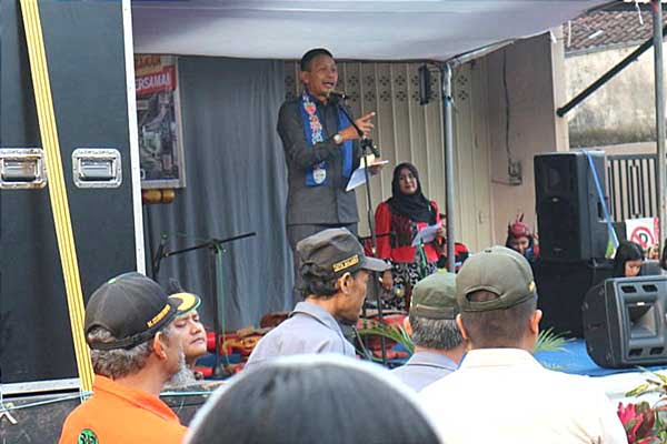 Pj Wali Kota Malang memberi sambutan di Gebyar Plaosan Timur Jadoel. (ws11) - Gebyar Plaosan Timur Jadoel, Pelestarian Budaya dan Ekonomi Kerakyatan Kota Malang