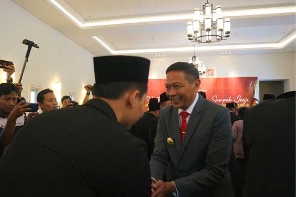 Pj Wali Kota Malang memberi ucapan selamat pasca pelantikan anggota PPK. (ws11) - KPU Kota Malang Resmi Lantik 25 Anggota PPK, Begini Pesan Pj Wali Kota