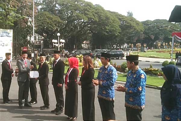 Pj Wali Kota Malang memberikan penghargaan pencegahan stunting terbaik tingkat kecamatan, kelurahan dan puskesmas. (ws11) - Peringati Harkitnas, Pj Wali Kota Malang: Bangkit Maju Berkelas