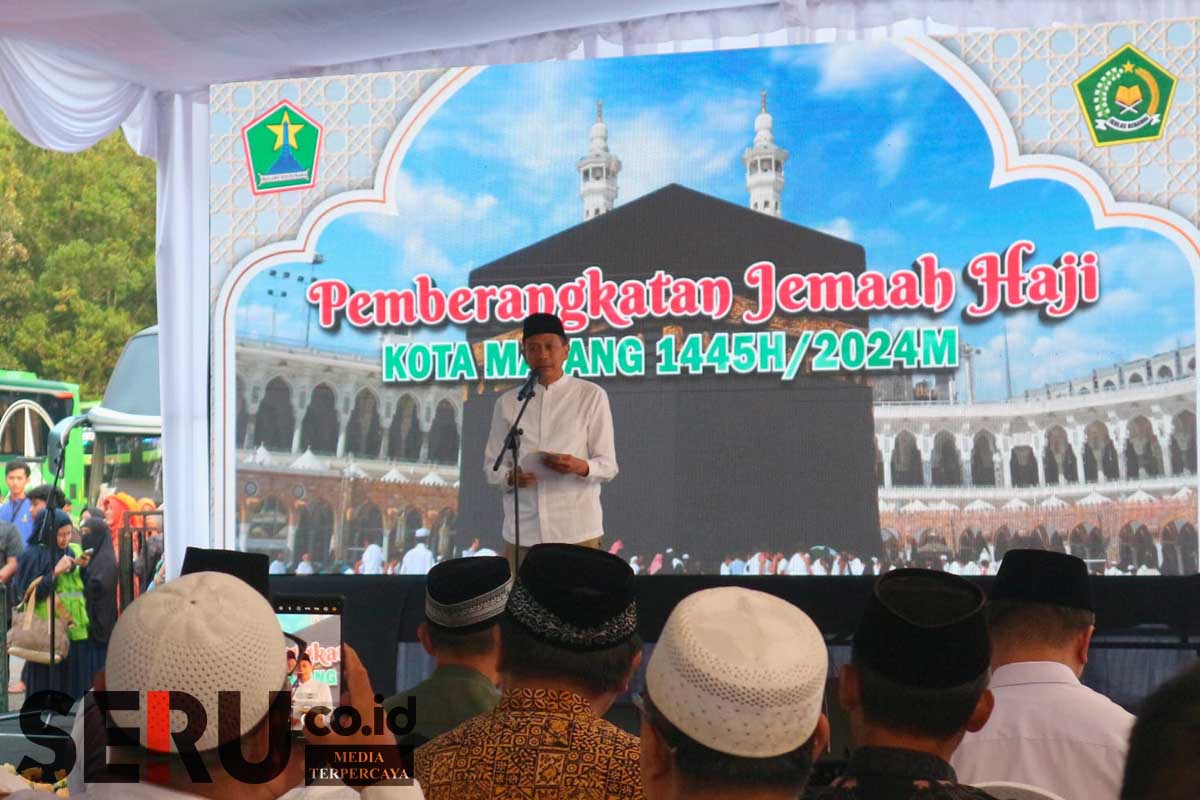Pj Wali Kota Malang memberikan sambutan pelepasan calon jemaah haji. (ws11) - Pj Wali Kota Berangkatkan 721 CJH Kloter 21-22, Titip Doa Keberkahan Kota Malang