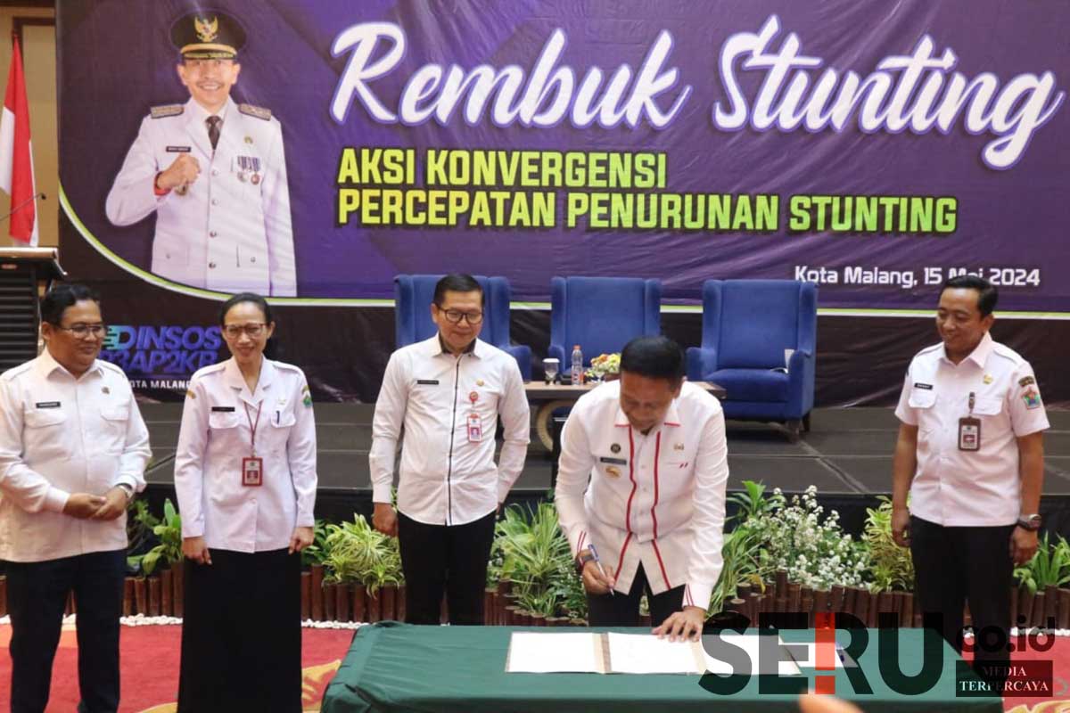 Pj Wali Kota Malang menandatangani aksi konvergensi percepatan penurunan stunting. (Seru.co.id/ws11) - Pj Wali Kota Malang Inginkan Kolaborasi Akademisi hingga Pengusaha Atasi Stunting